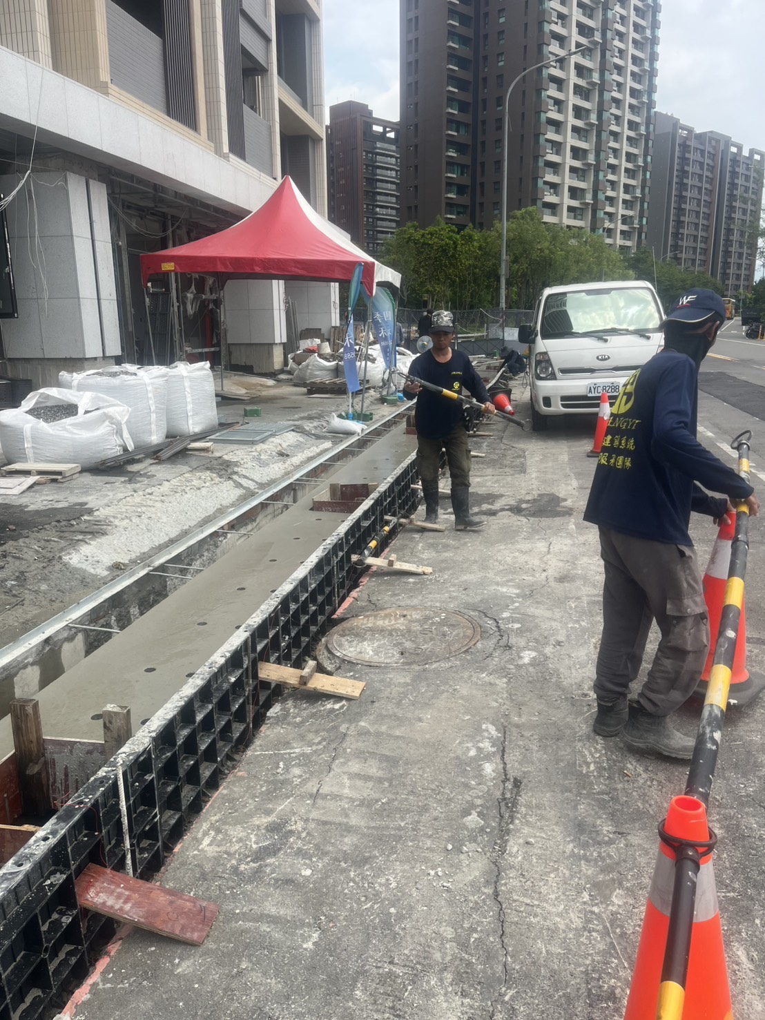 道路旁排水溝模板組立與混凝土施工現場